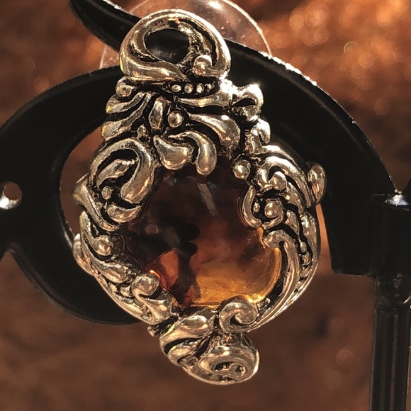 ✨Beautiful scroll design faux amber acrylic studs💛 - Picture 2 of 5